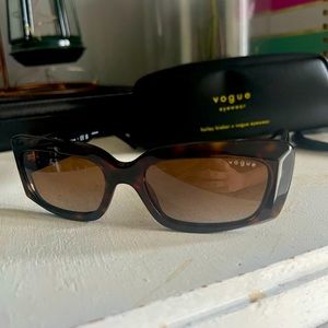 Vogue Hailey bieber sunglasses